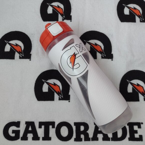 New with tags Gatorade Big 10 Bottle and New Gatorade Towel - Picture 1 of 14